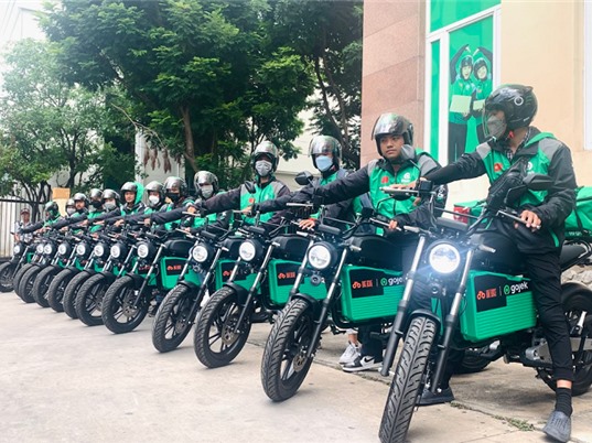 Lần đầu xe máy điện được đưa vào dịch vụ xe công nghệ ở Việt Nam